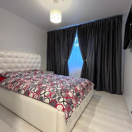White & Elegant Luxury Apartament Lägenhet Craiova Exteriör bild