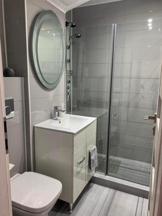 White & Elegant Luxury Apartament Lägenhet Craiova Exteriör bild