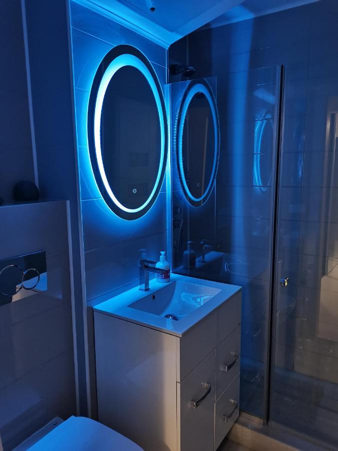 White & Elegant Luxury Apartament Lägenhet Craiova Exteriör bild