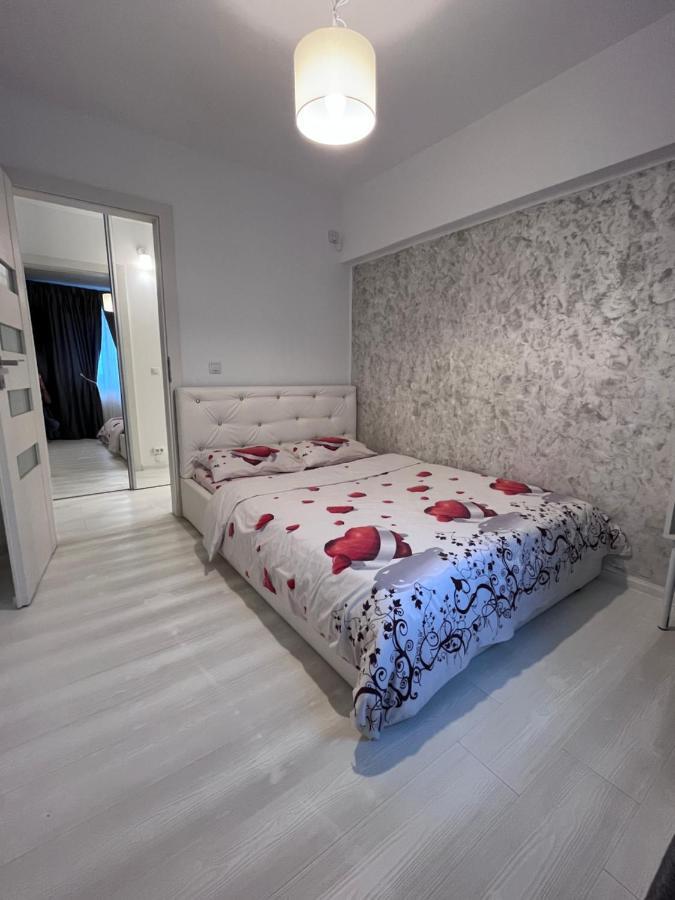 White & Elegant Luxury Apartament Lägenhet Craiova Exteriör bild