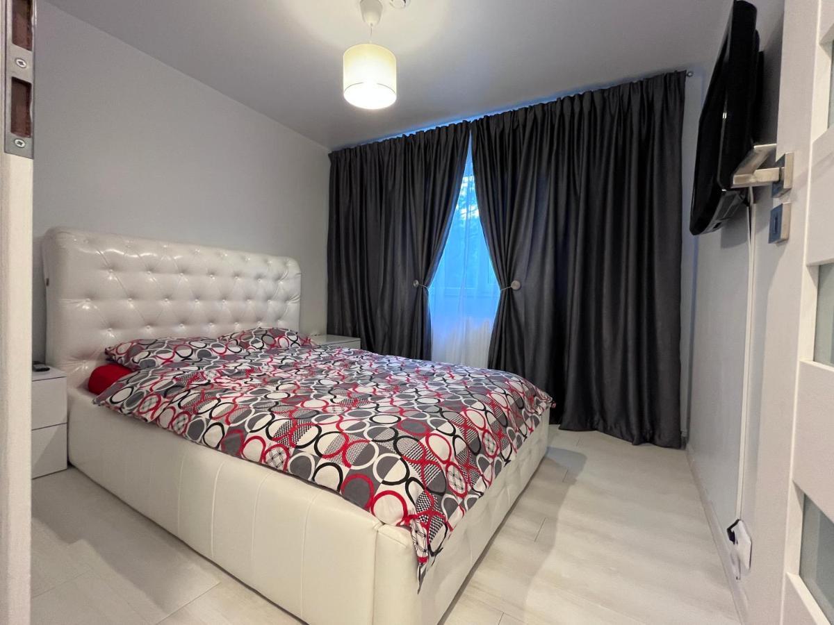White & Elegant Luxury Apartament Lägenhet Craiova Exteriör bild