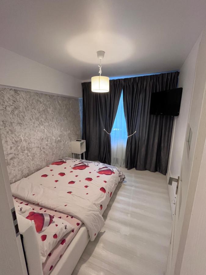 White & Elegant Luxury Apartament Lägenhet Craiova Exteriör bild